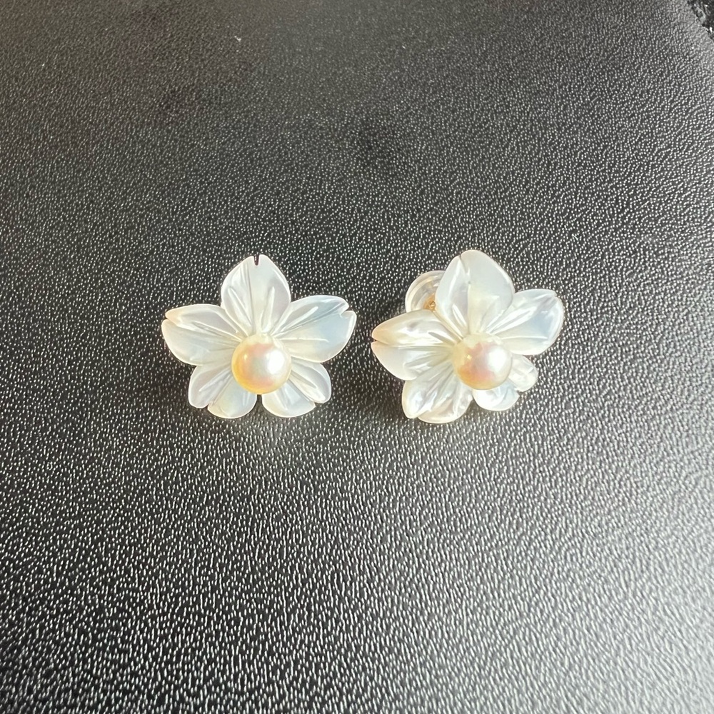 New shell flower earrings with akoya pearl set in 18k gold